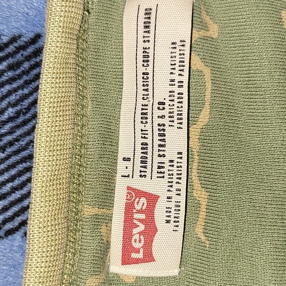 Levi's. Fleece-lined, crew neck pullover. Front hoodie-pocket. Size Large. - Picture 9 of 15